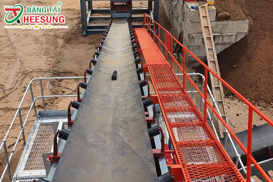 băng tải nghiêng vận chuyển liệu lên dốc