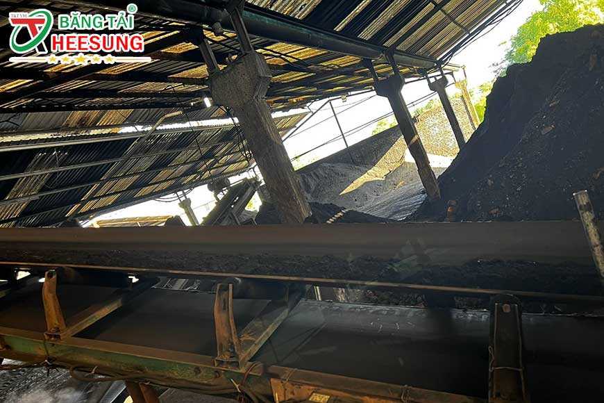 băng tải tại cơ sở khai thác than