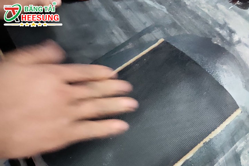 đánh nhám bề mặt băng tải