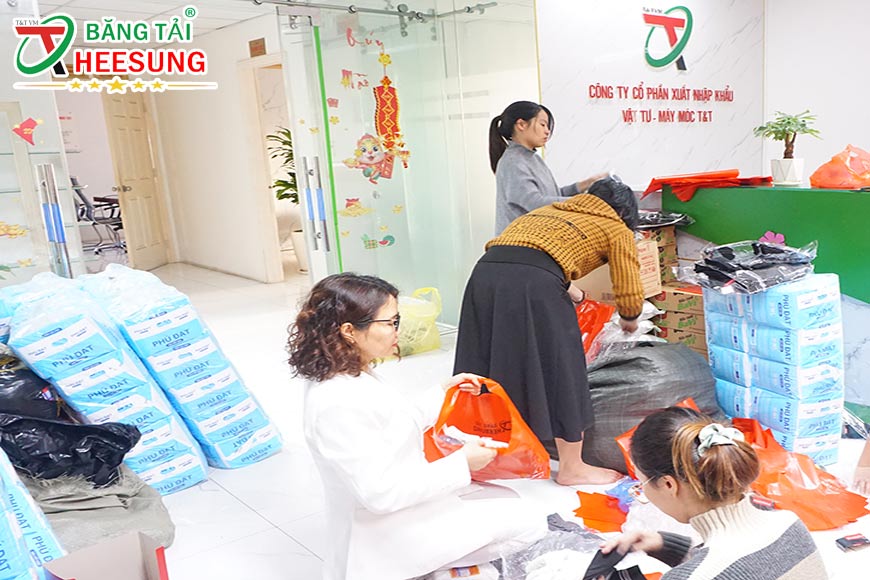 đóng gói quà từ thiện