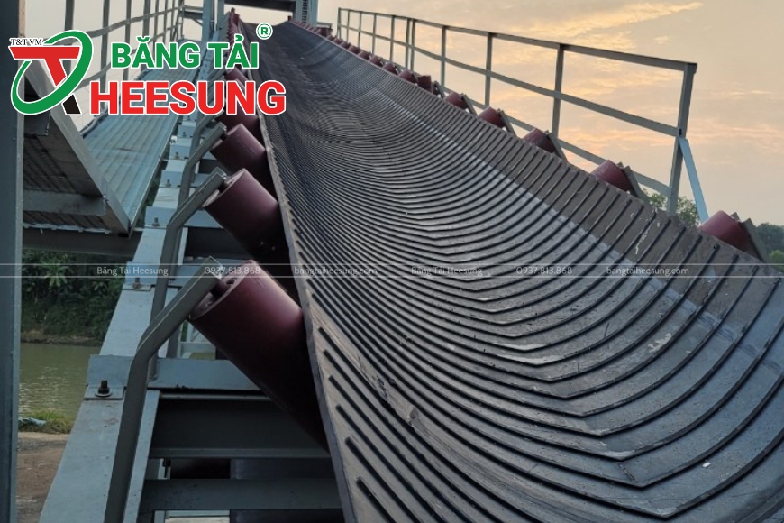 băng tải gân V chở xi măng