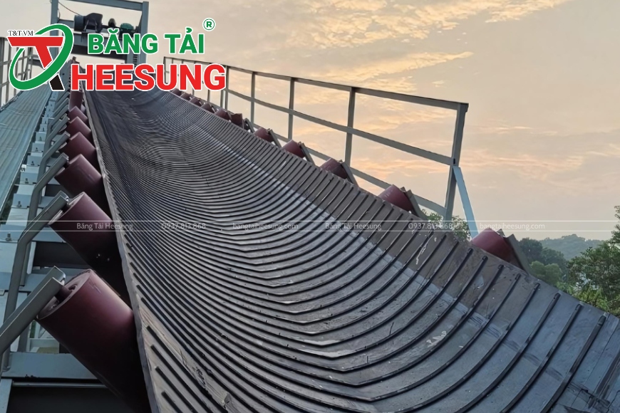 góc nghiêng băng tải gân V