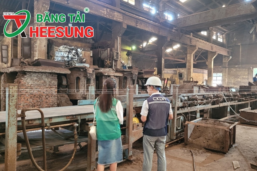 nhân viên tư vấn băng tải