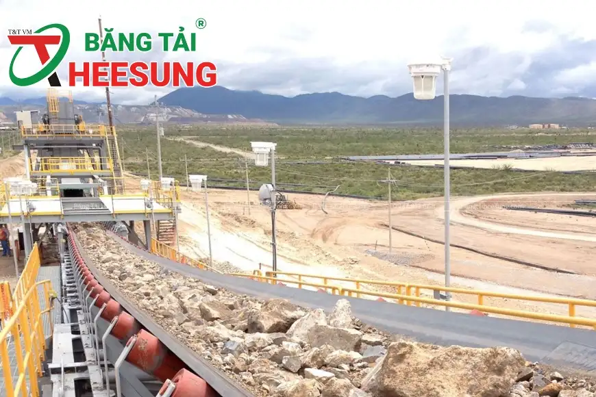 băng tải lõi thép vận chuyển đá