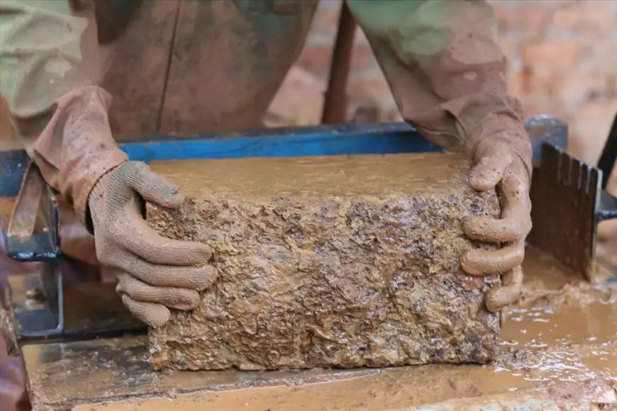 quá trình điêu khắc đá ong