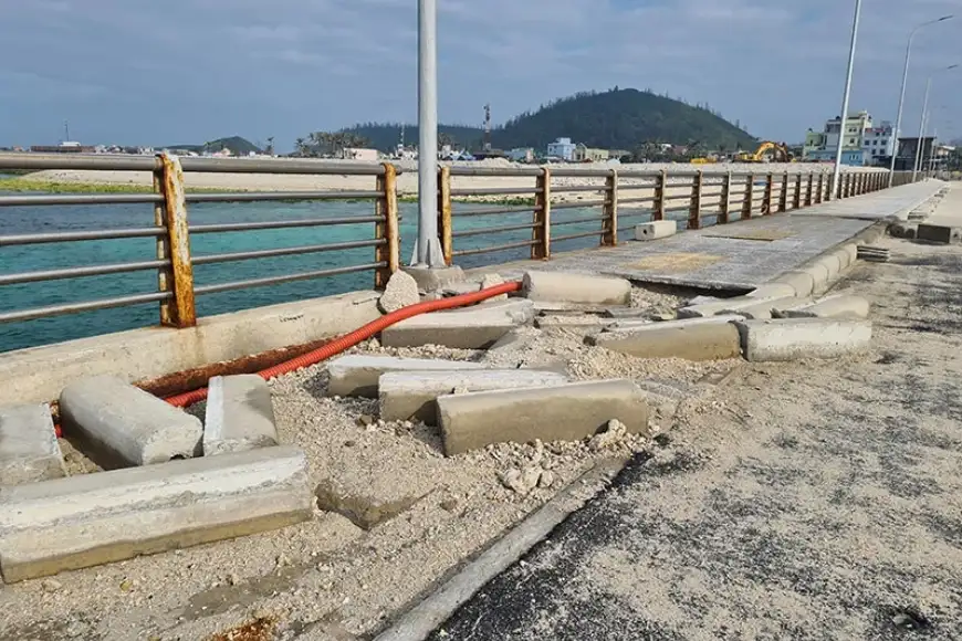 cảng biển hư hỏng sau bão