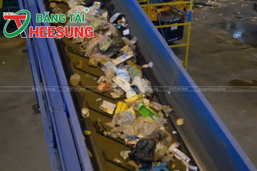 băng tải gân V trong nhà máy rác