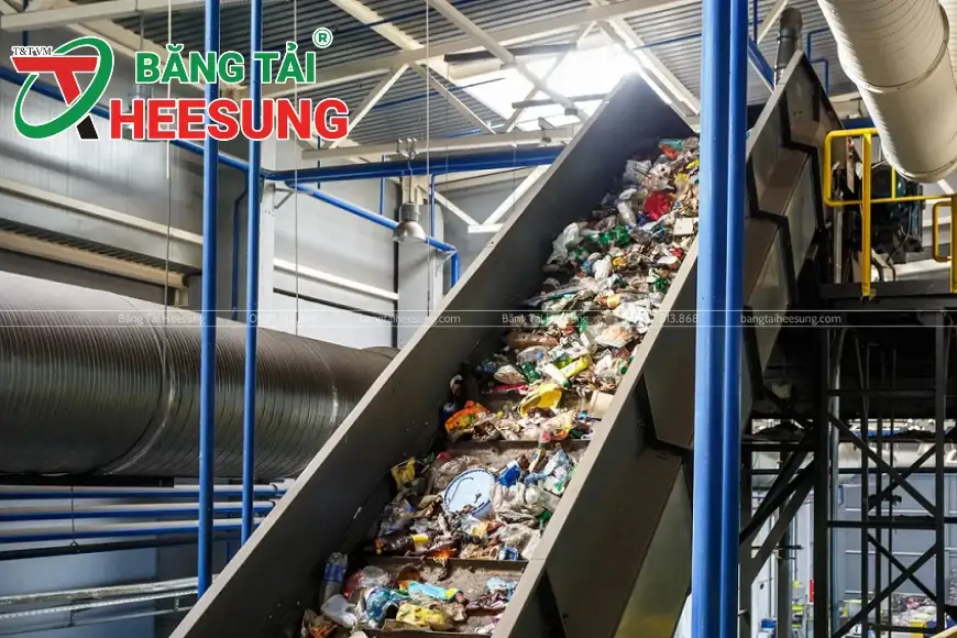 băng tải rác đang hoạt động