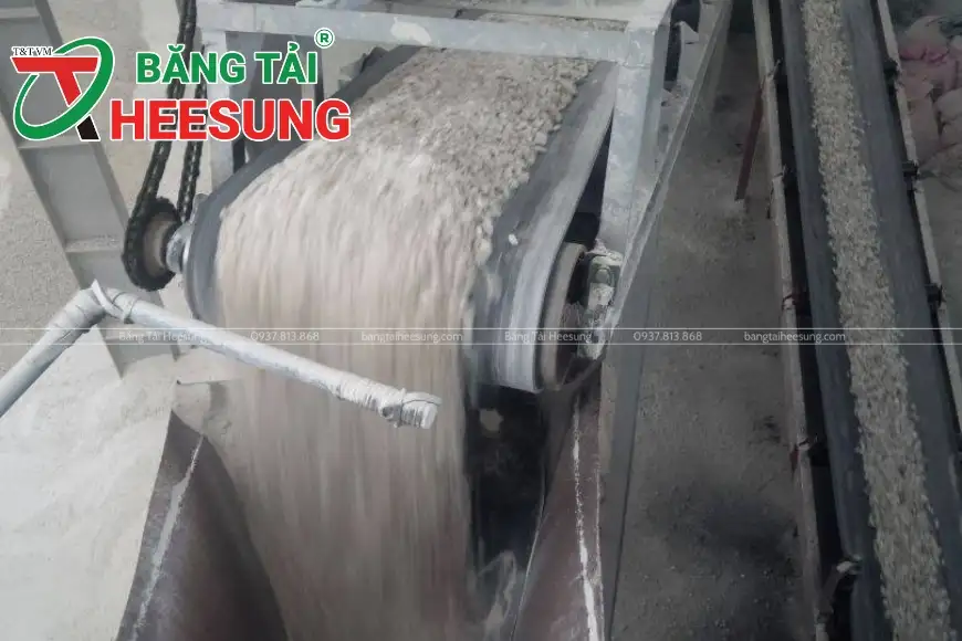 băng tải tại mỏ khai thác đá