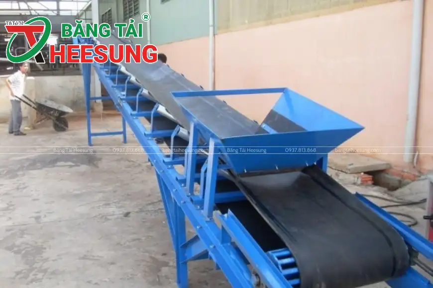 cấp băng tải cao su nâng hạ độ dốc cao